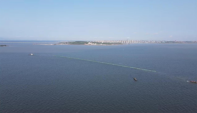 青島膠州灣海底管道浮拖（tuō）安裝工程順利完工