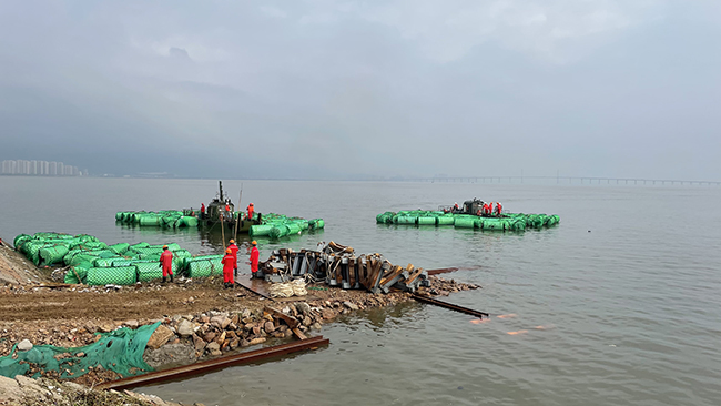 青島膠州灣海底管道浮拖安裝工程順利完工（gōng）